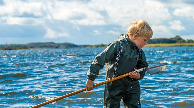 Dreng i fjorden_2_795x597px Dreng undersøger Odense Fjord til Fjordens Dag i Klintebjerg 2021