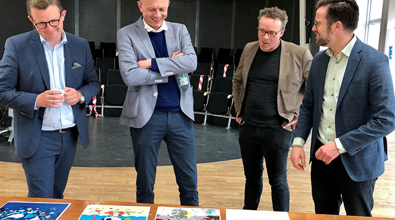 Kåring vinderplakat_3_2021_Fjordens Dag_795x597px Borgmestrene fra Nordfyns-, Kerteminde og Odense Kommune samt Chefredaktør på Fyens Stiftstidende Poul Kjærgaard udvælger vinderplakaten 2021. Fra venstre: Morten Andersen, Kasper Ejsing Olesen Poul Kjærgaard og Peter Rahbæk Juel.