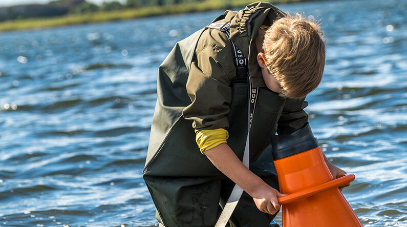 Vandaktivitet_Vandkikkert_Fjordens Dag_795x597px Dreng undersøger Odense Fjord til Fjordens Dag i Klintebjerg 2021