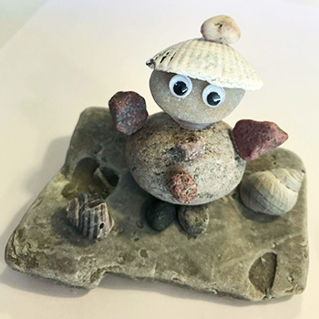 Stenfigur af strandsten og skaller