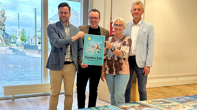 Fjordens Dag_kåring vinderplakat 2024_Borgmestre_795x443px De 3 borgmestre fra fjordkommunerne; Peter Rahbæk Juel, Kasper Ejsing Olesen og Mette Landtved-Holm samt chefredaktør på Fyens Stiftstidende Poul Kjærgaard med vinderplakat 2024